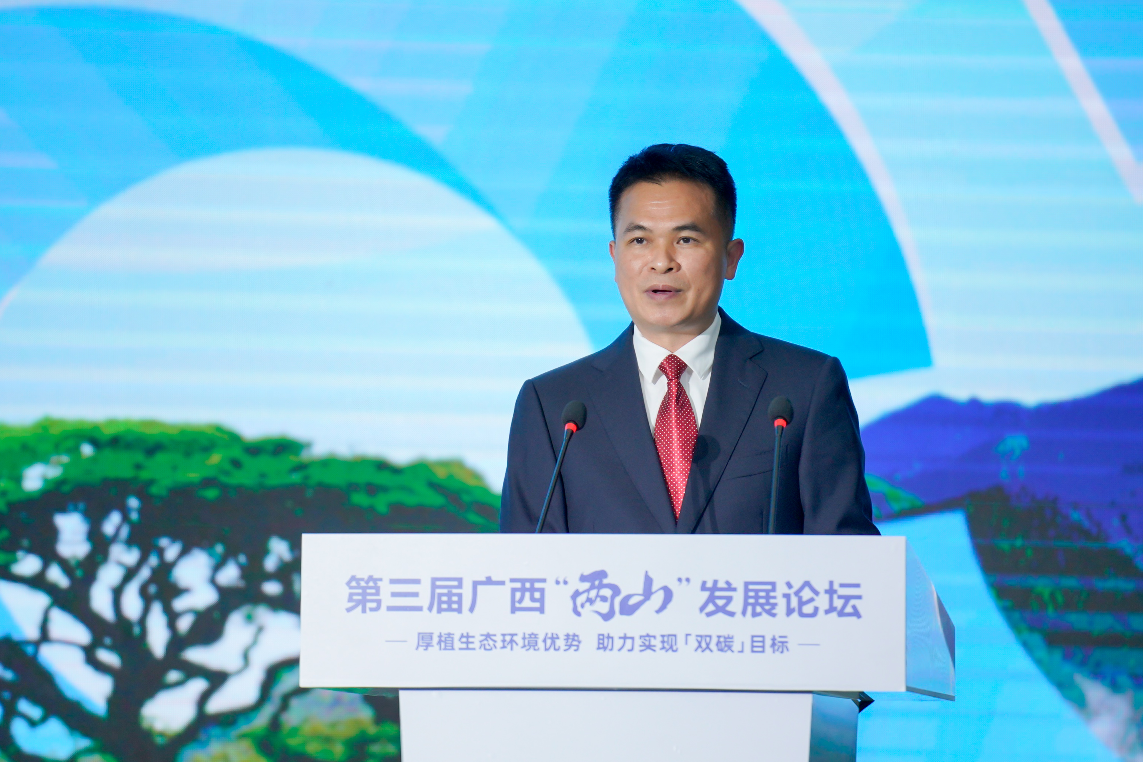 自治區林業(yè)局黨組成員、副局長(cháng)陸志星主持揭牌儀式.jpg